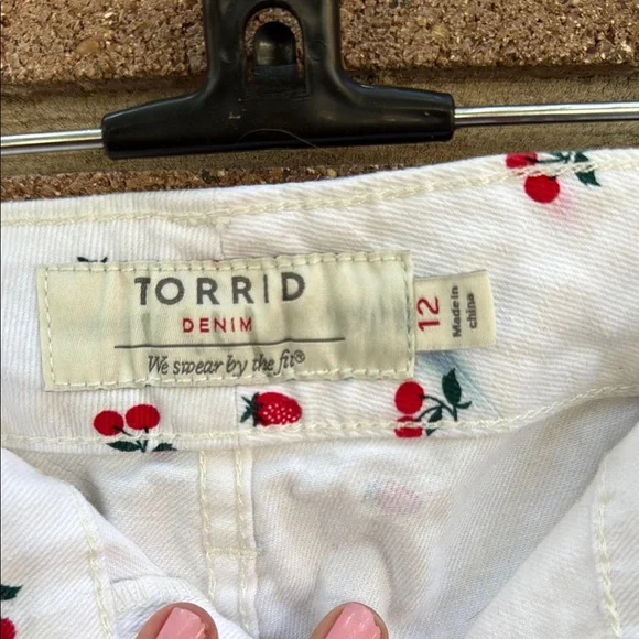 Torrid White and Red Jean Shorts with Strawberry Pattern Size 12 - Picture 2 of 7